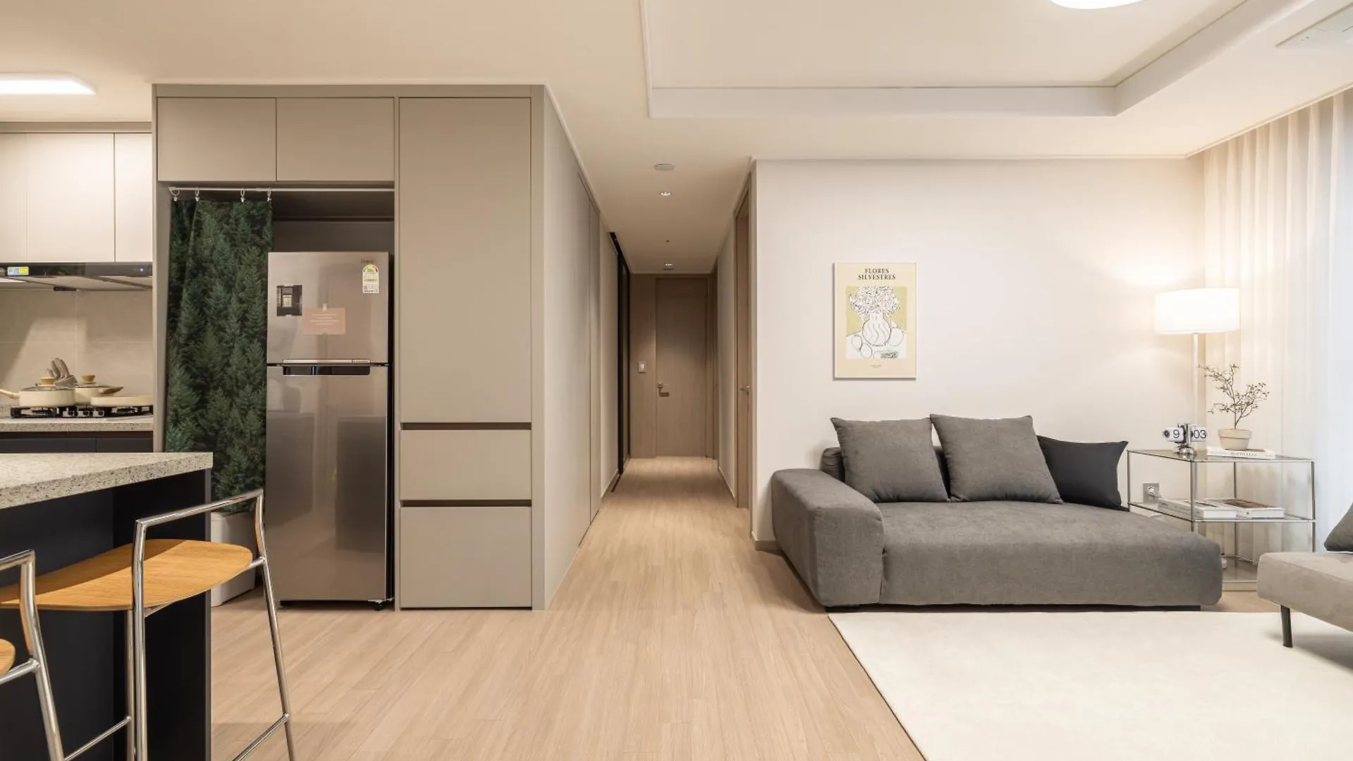 Stylish Modern Condo, 3 Bedrooms, 2 Bathrooms, 4 Air Conditioners, 65-Inch Tv, Laundry Machine & Dryer Seoul
