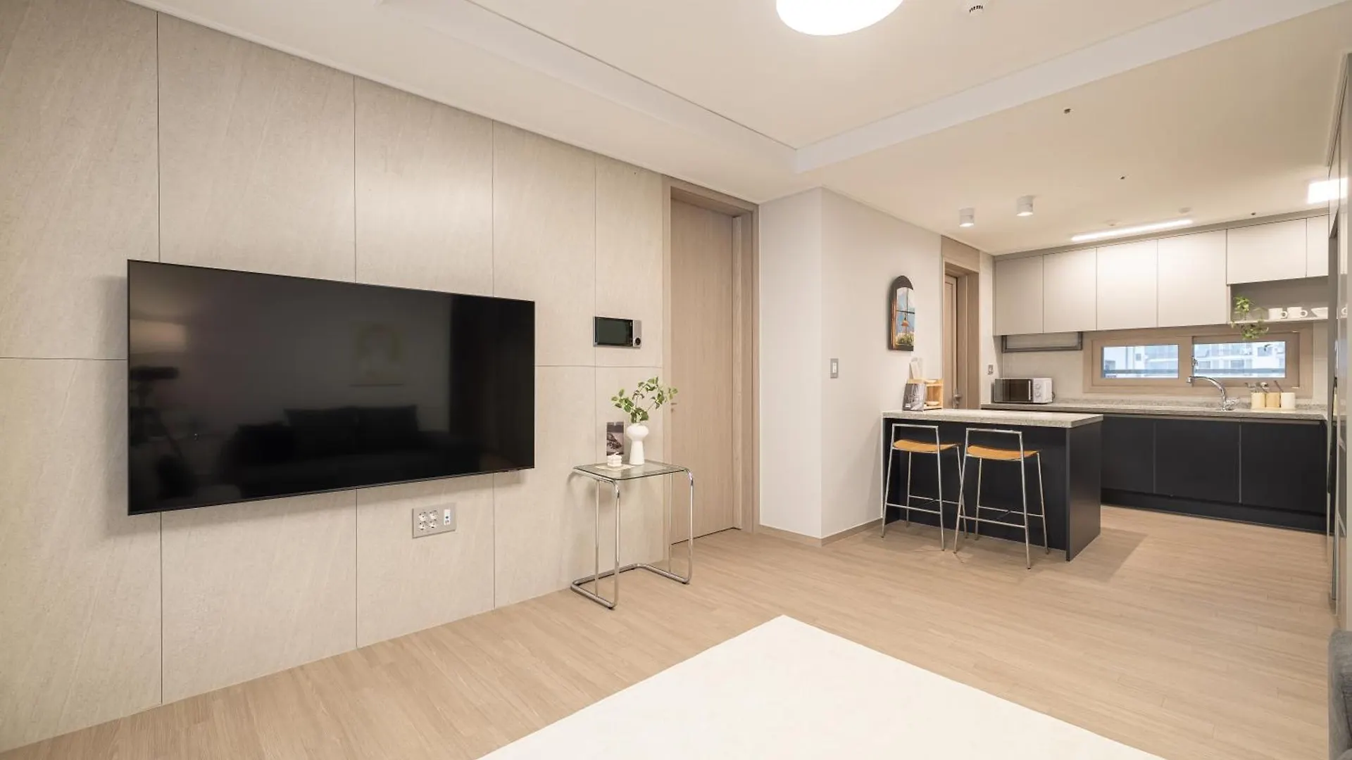 Apartment Stylish Modern Condo, 3 Bedrooms, 2 Bathrooms, 4 Air Conditioners, 65-Inch Tv, Laundry Machine & Dryer Seoul