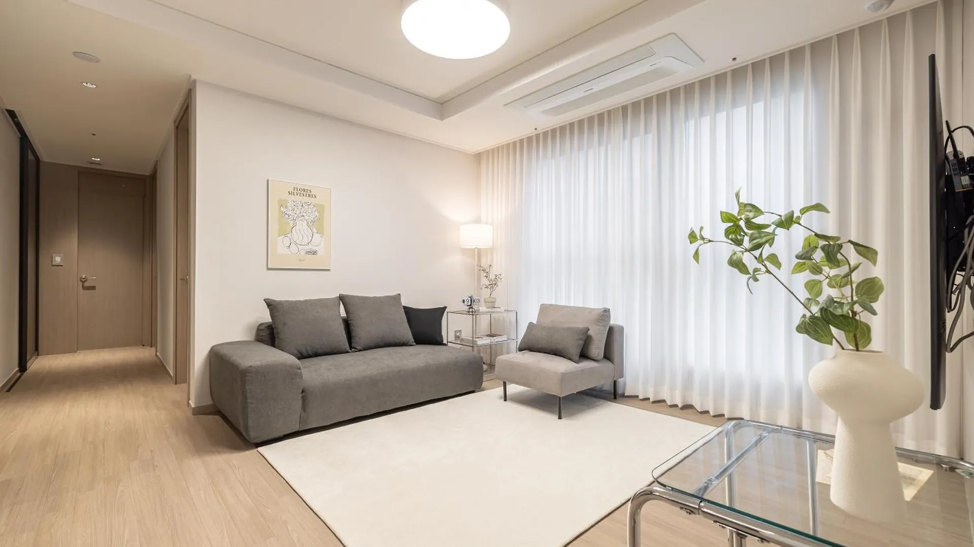 Apartment Stylish Modern Condo, 3 Bedrooms, 2 Bathrooms, 4 Air Conditioners, 65-Inch Tv, Laundry Machine & Dryer Seoul
