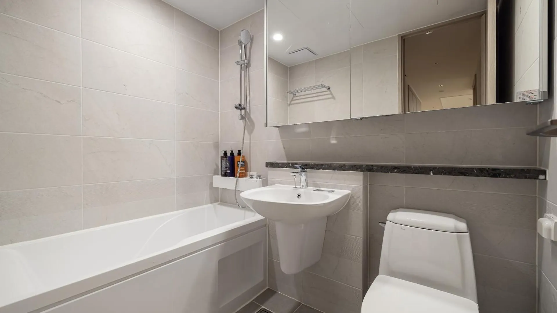Stylish Modern Condo, 3 Bedrooms, 2 Bathrooms, 4 Air Conditioners, 65-Inch Tv, Laundry Machine & Dryer Seoul Südkorea