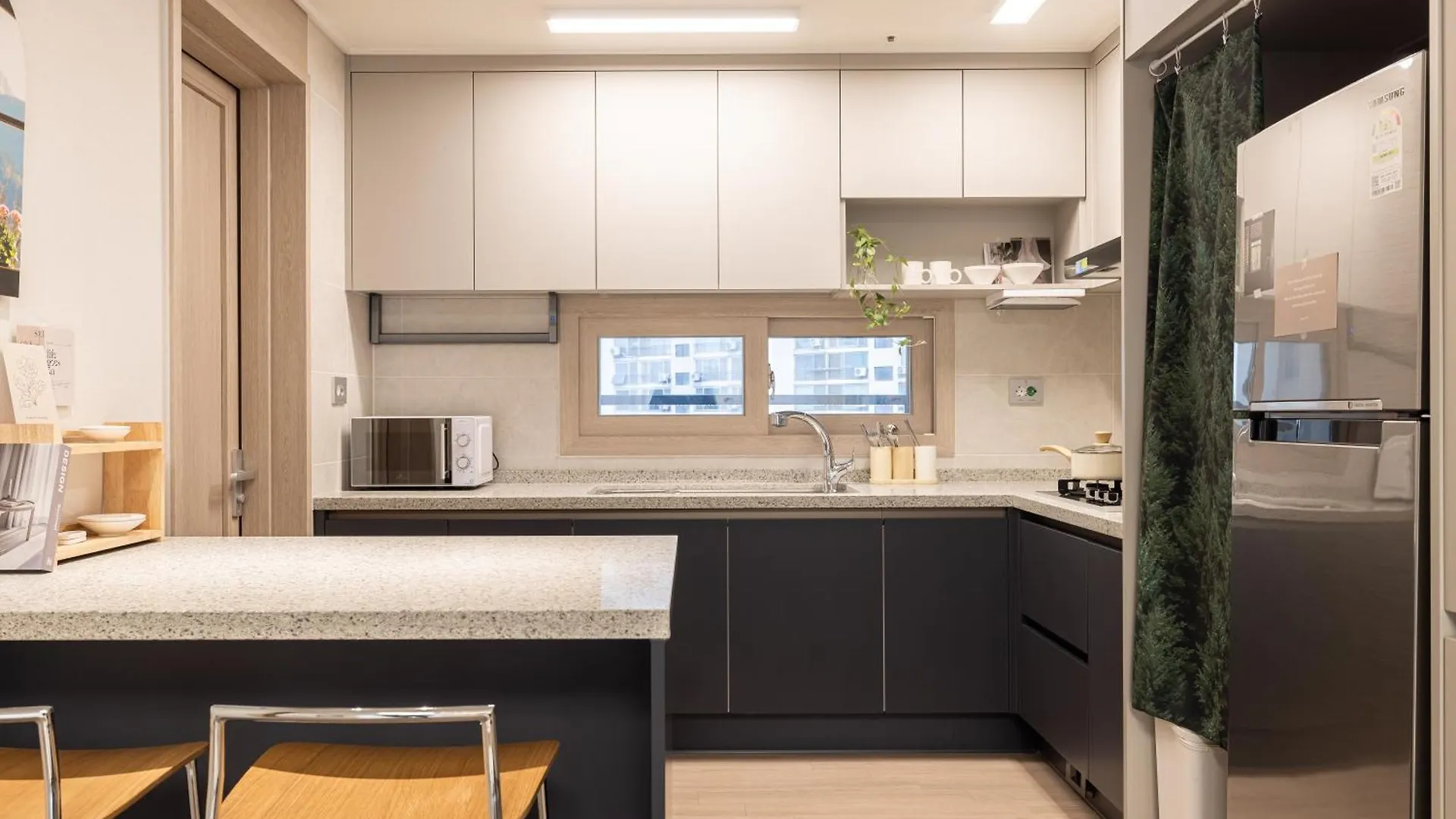 Stylish Modern Condo, 3 Bedrooms, 2 Bathrooms, 4 Air Conditioners, 65-Inch Tv, Laundry Machine & Dryer Seoul Südkorea