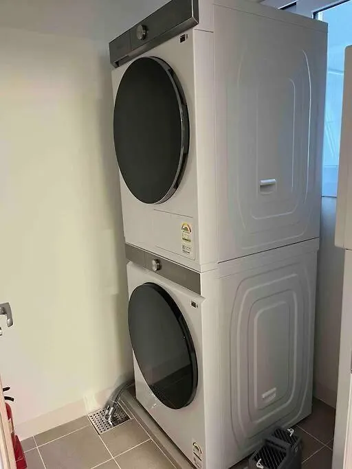 Stylish Modern Condo, 3 Bedrooms, 2 Bathrooms, 4 Air Conditioners, 65-Inch Tv, Laundry Machine & Dryer Seoul