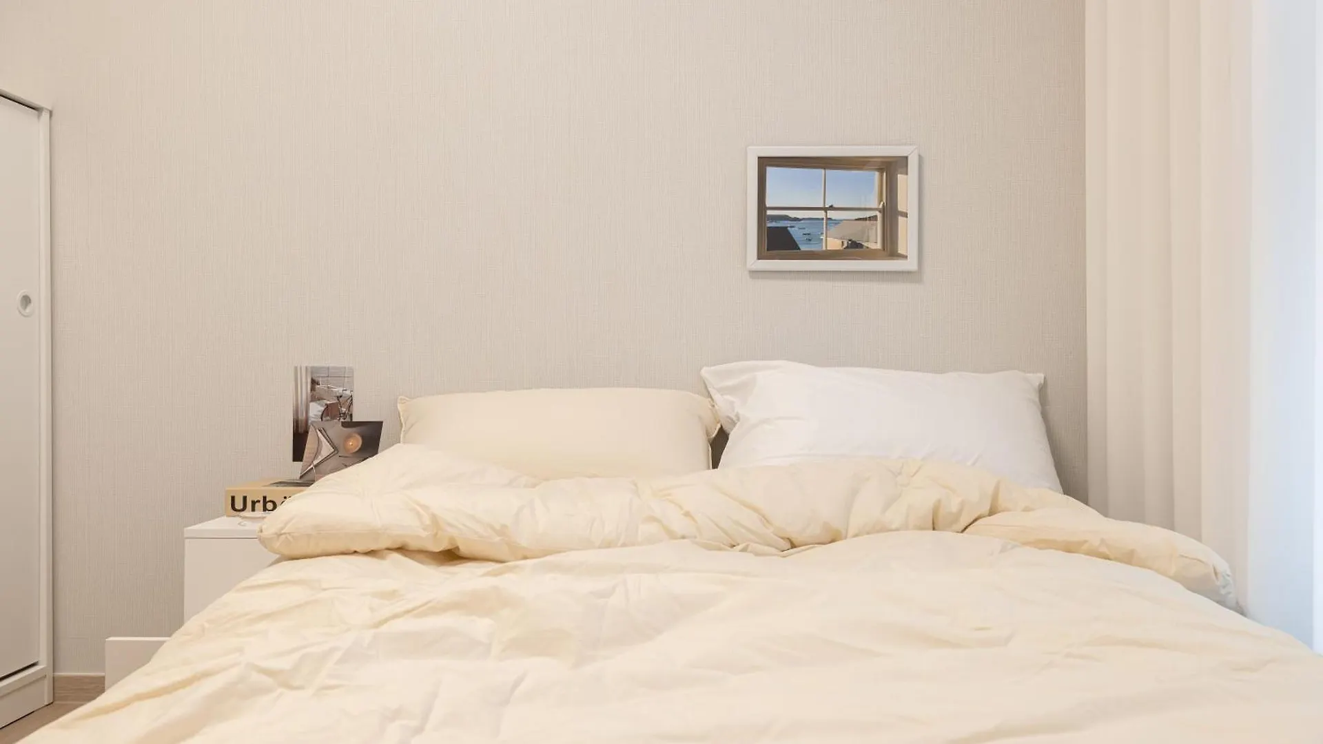 Apartment Stylish Modern Condo, 3 Bedrooms, 2 Bathrooms, 4 Air Conditioners, 65-Inch Tv, Laundry Machine & Dryer Seoul