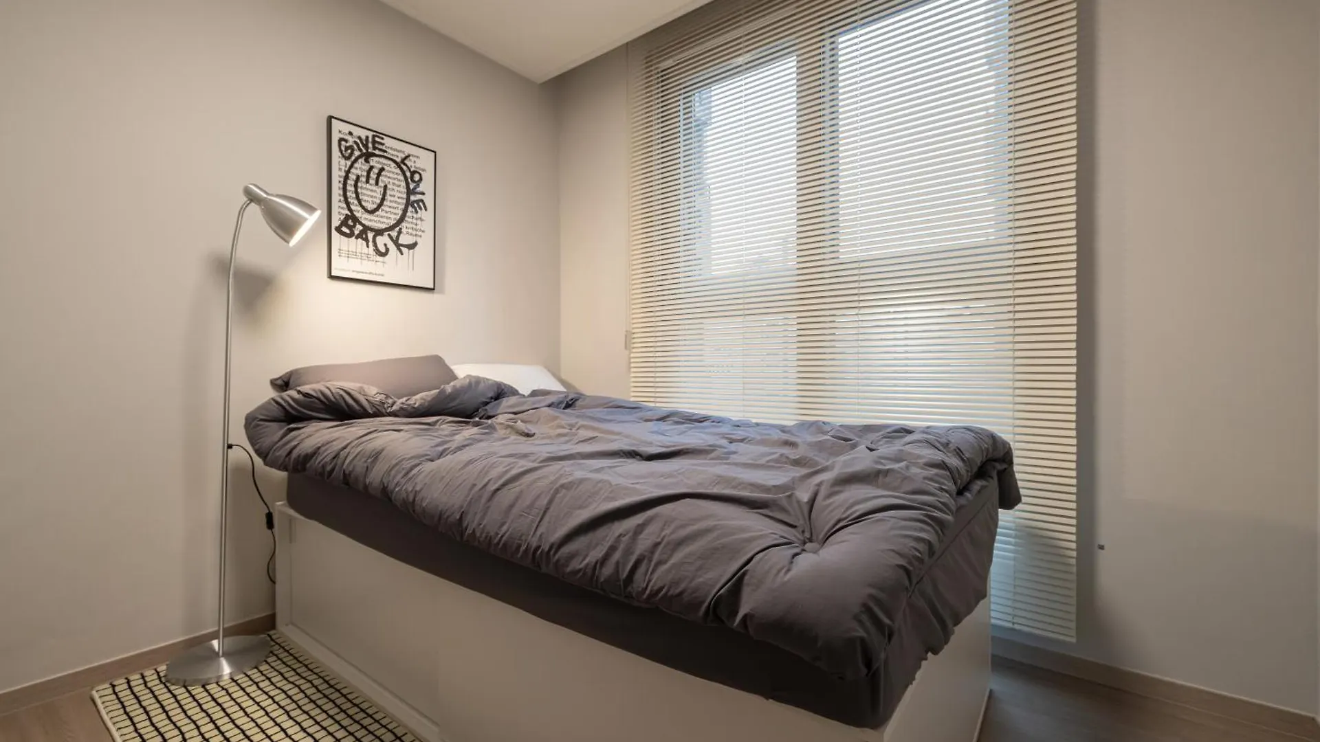 Apartment Stylish Modern Condo, 3 Bedrooms, 2 Bathrooms, 4 Air Conditioners, 65-Inch Tv, Laundry Machine & Dryer Seoul Südkorea