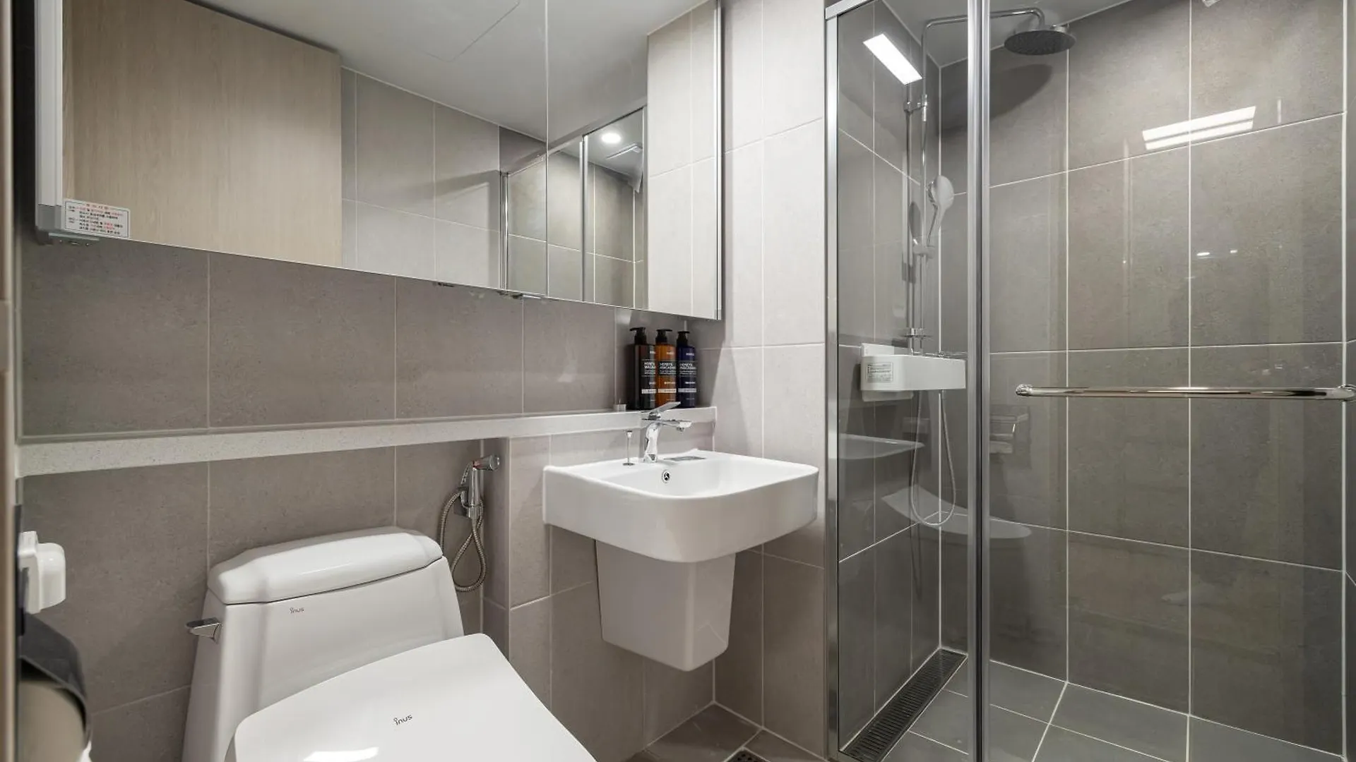 Stylish Modern Condo, 3 Bedrooms, 2 Bathrooms, 4 Air Conditioners, 65-Inch Tv, Laundry Machine & Dryer Seoul