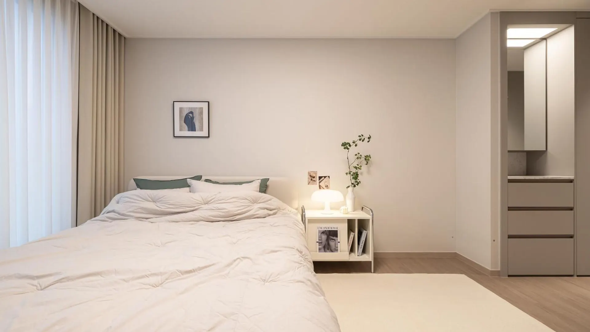 Apartment Stylish Modern Condo, 3 Bedrooms, 2 Bathrooms, 4 Air Conditioners, 65-Inch Tv, Laundry Machine & Dryer Seoul