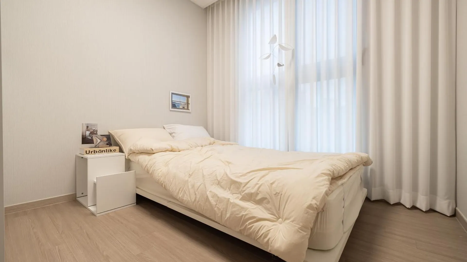 Stylish Modern Condo, 3 Bedrooms, 2 Bathrooms, 4 Air Conditioners, 65-Inch Tv, Laundry Machine & Dryer Seoul 0*,