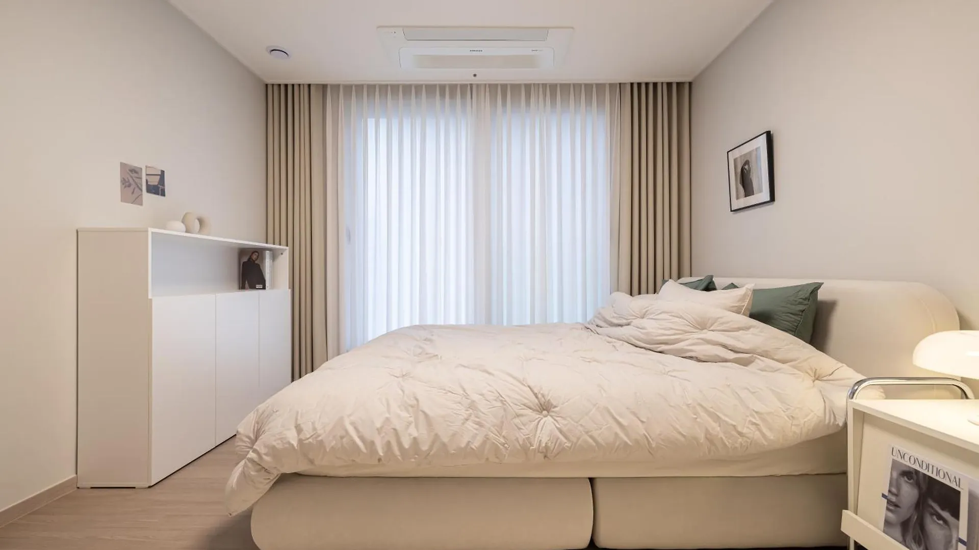 Stylish Modern Condo, 3 Bedrooms, 2 Bathrooms, 4 Air Conditioners, 65-Inch Tv, Laundry Machine & Dryer Seoul